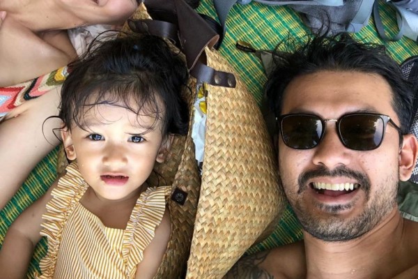 Seru! 10 Foto Liburan Keluarga Atiqah Hasiholan di Thailand