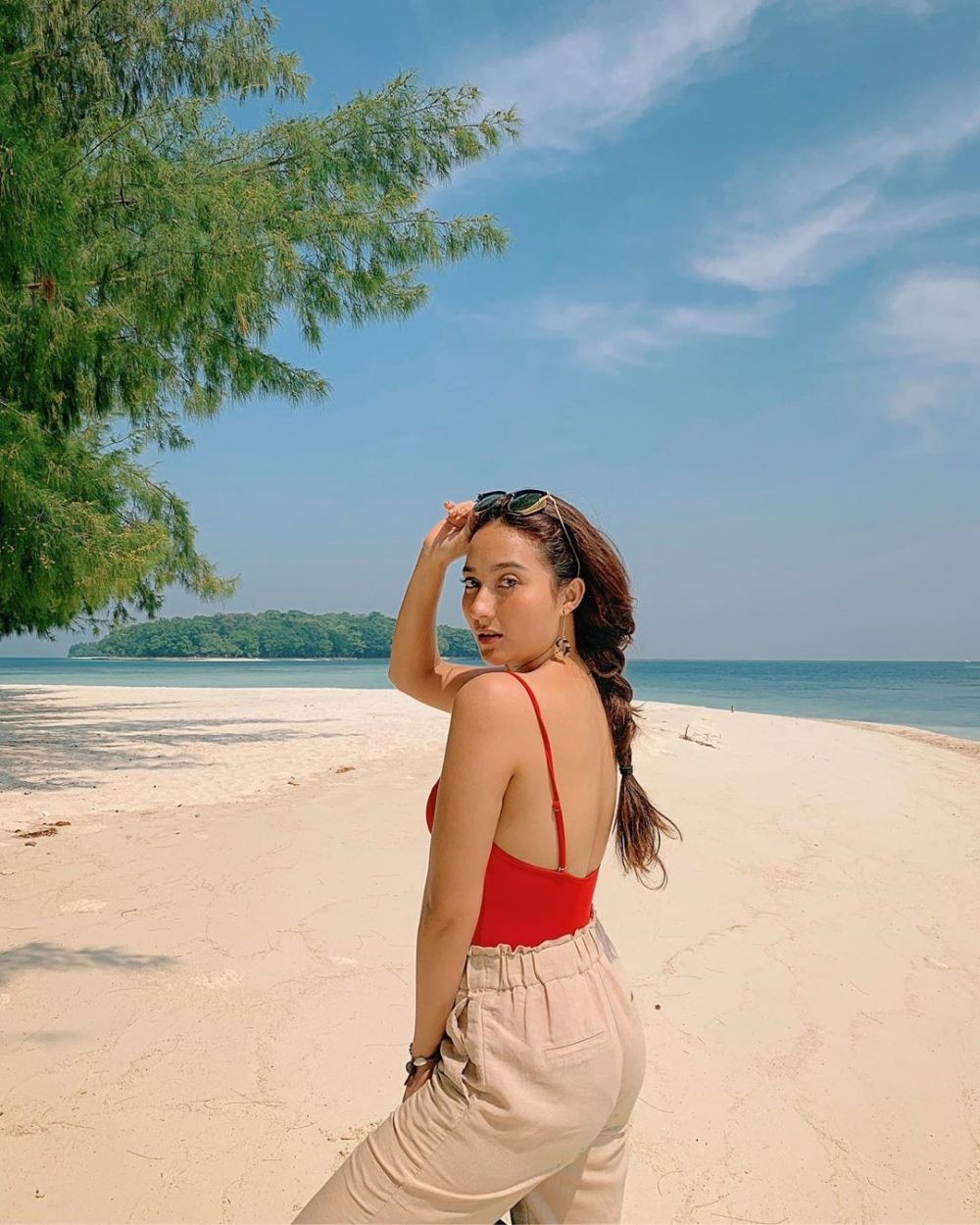 Lagi Dekat dengan Sule, 10 Gaya Liburan Naomi Zaskia yang Memesona