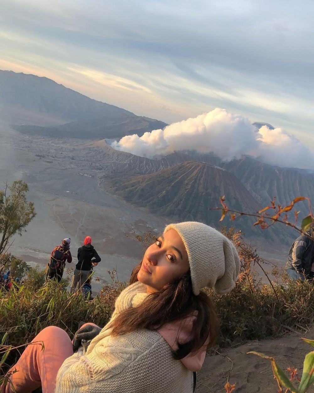 Lagi Dekat dengan Sule, 10 Gaya Liburan Naomi Zaskia yang Memesona