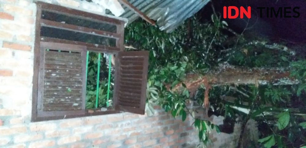 Hujan Deras Disertai Angin Kencang di Simalungun, 9 Rumah Rusak