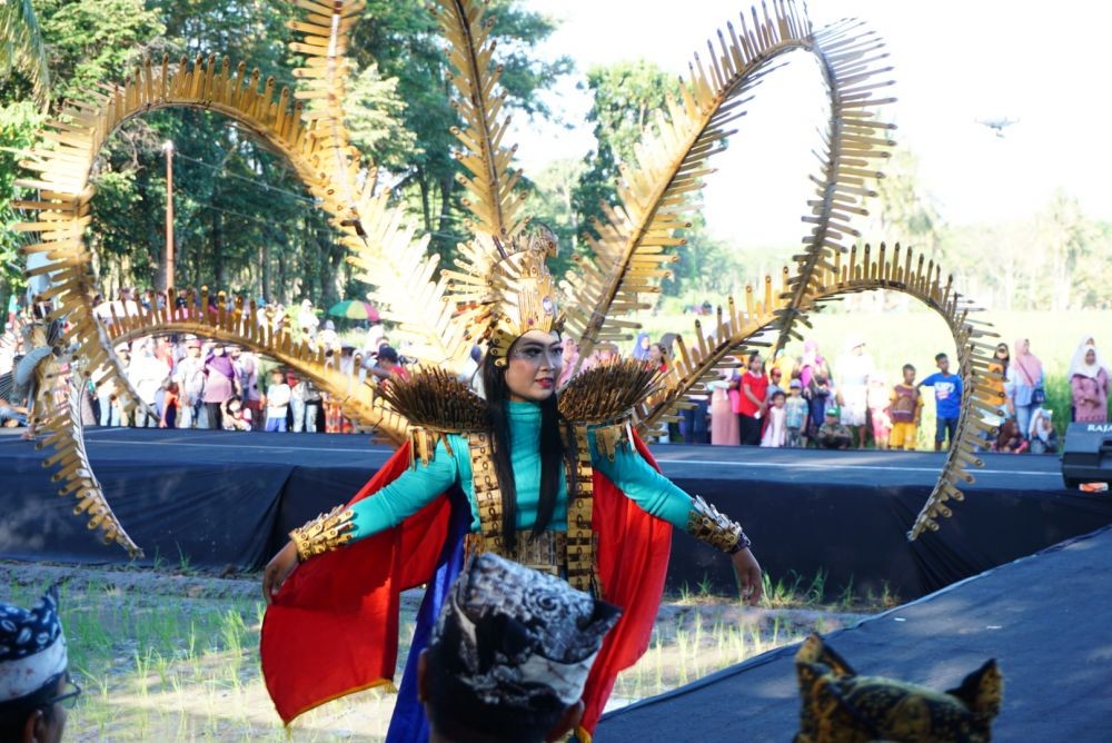 Unik, Ada Fashion Show Berbahan Bambu di Banyuwangi