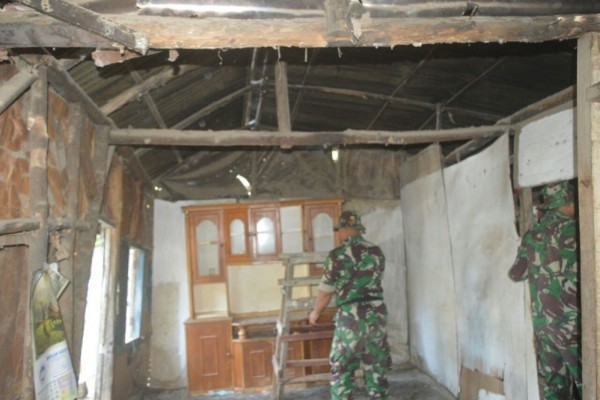 Yonif 122/Tombak Sakti Rehab Rumah Warga Tak Layak Dihuni