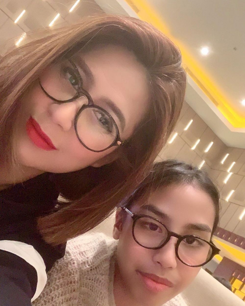 Awet Muda, Ini 10 Potret Memesona Lala, Istri Pesinetron Gunawan