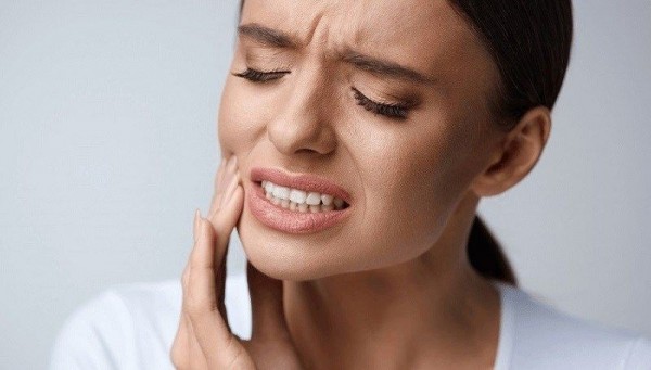 Sakit Gigi pada Malam Hari? Ini 9 Cara Meredakan Nyeri Nyut-nyutannya