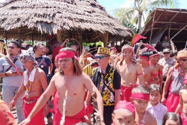 Sambut Tamu, Ritual Nabuei Warnai Festival Nyobeng Dayak Bidayuh 2019