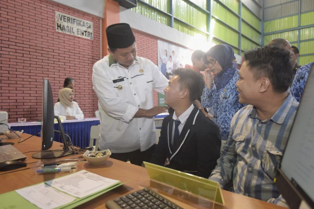 Datang Subuh, Pendaftaran PPDB Hari Pertama di Kota Bandung Membludak