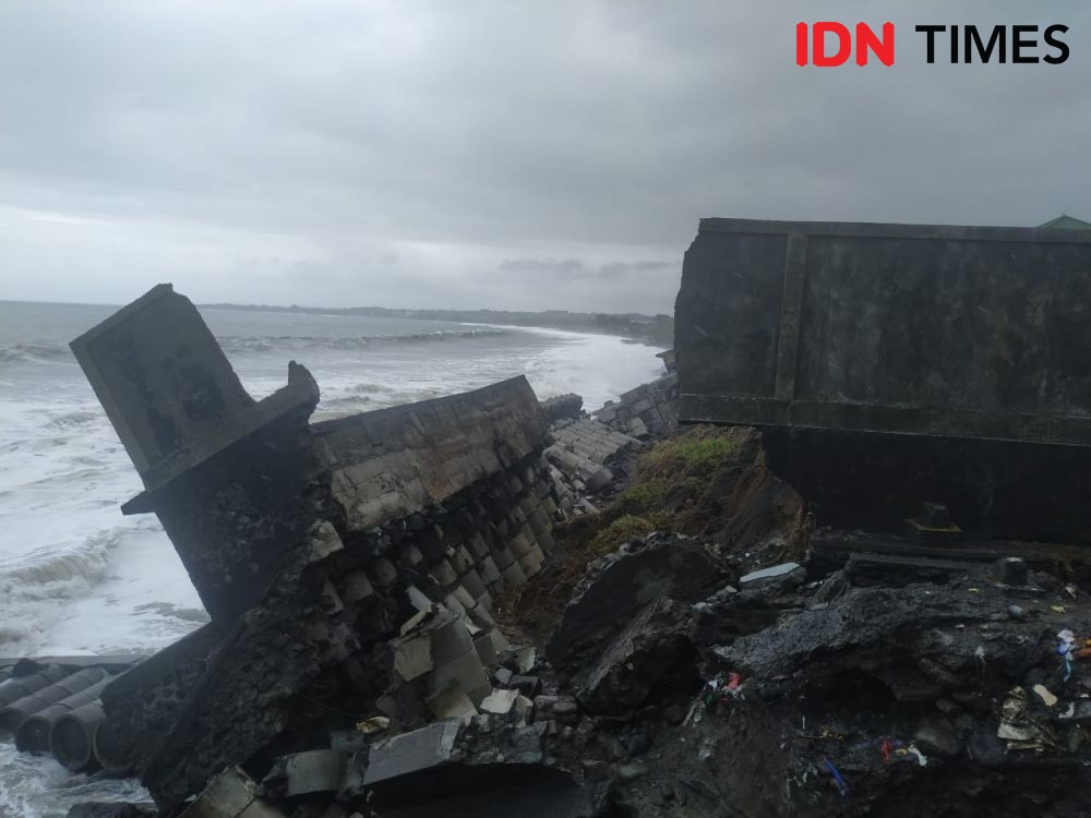 Ombak Laut di Klungkung Hancurkan Tembok Vila Setinggi 4 Meter