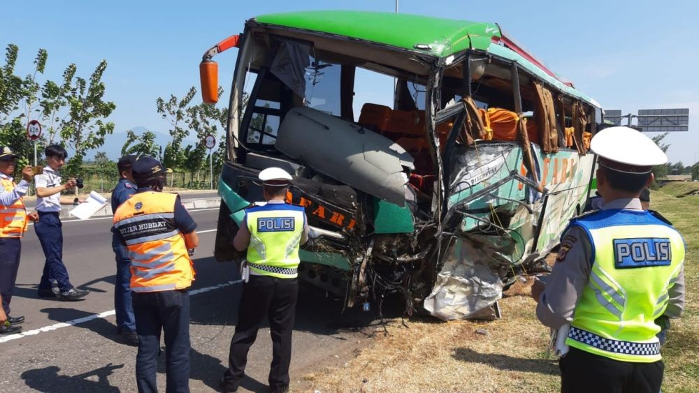 Dua Orang Tewas Akibat Kecelakaan Maut Bus dan Truk di Tol Cipali