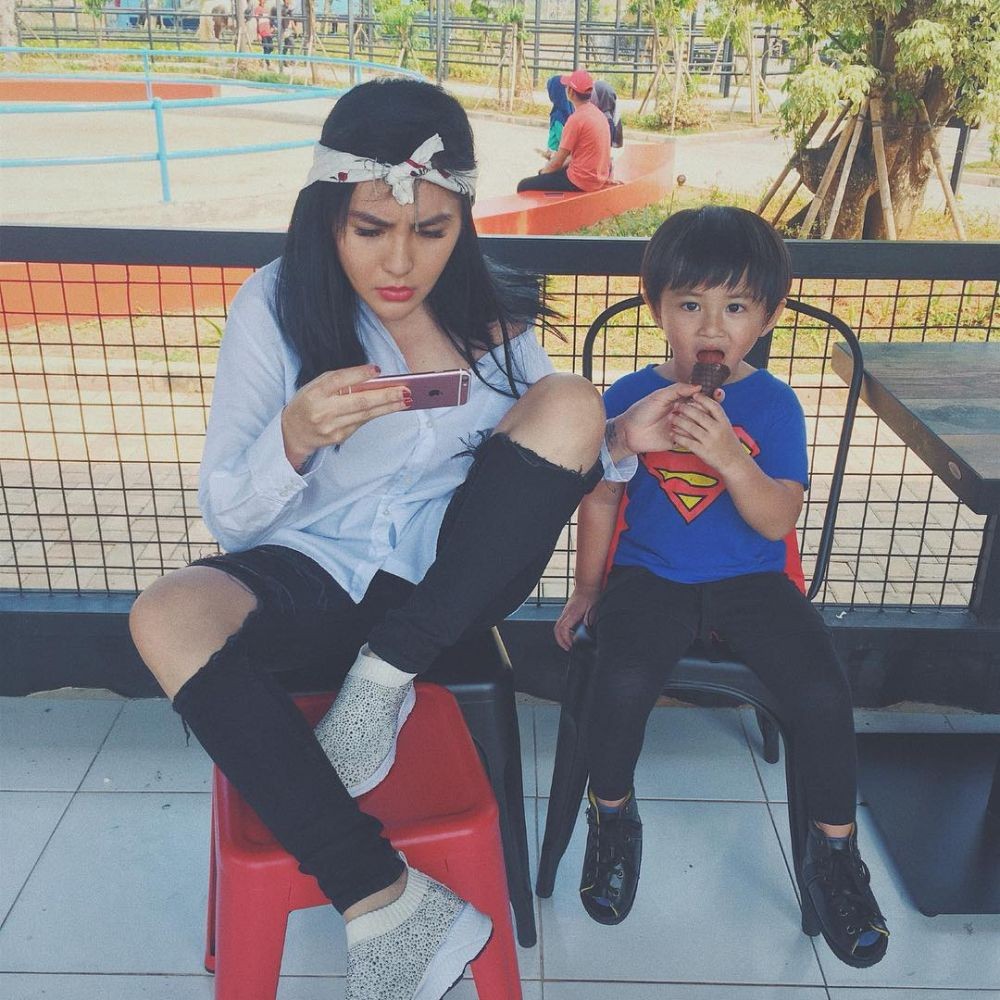 10 Potret Melting Kedekatan Mama Hits Angela Lee dan Anak, Ibu Idaman