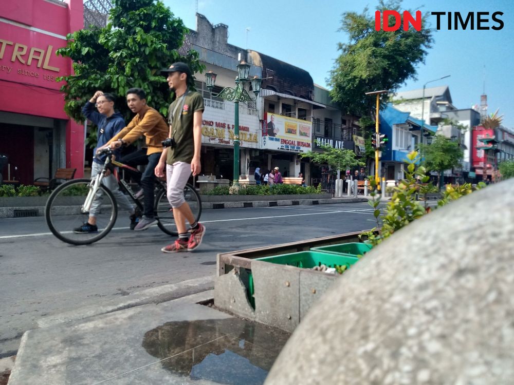 Malioboro Bebas Kendaraan, Wisatawan Ramai-Ramai Foto di Tengah Jalan
