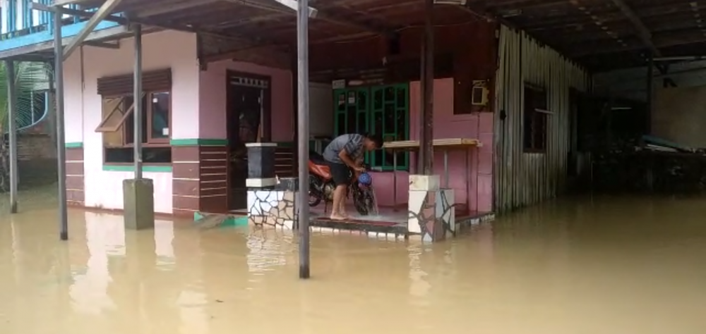 Pascabanjir di Balikpapan, Warga Bersihkan Sisa Lumpur
