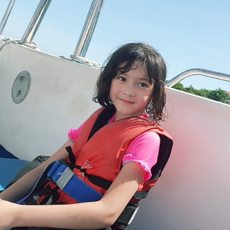 Berparas Bule, 10 Pesona Mikhaela, Putri Nafa Urbach - Zack Lee