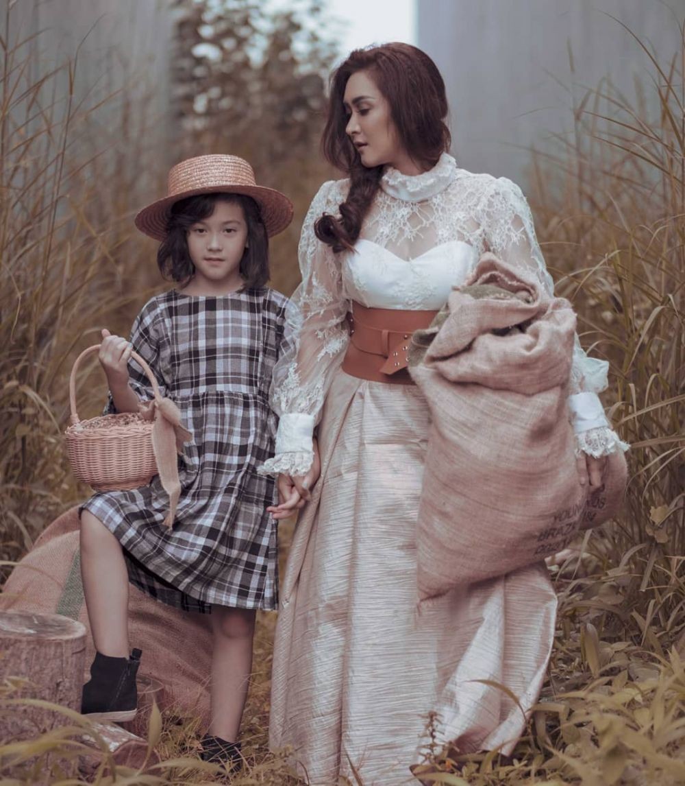 Berparas Bule, 10 Pesona Mikhaela, Putri Nafa Urbach - Zack Lee