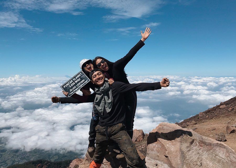 [FOTO] 10 Potret Yuki Kato saat Mendaki Gunung Slamet, Wow Banget!