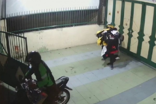 Pakai Helm dan Jaket Ojek Online, Maling Bobol Toko Pakaian Tiga Pintu