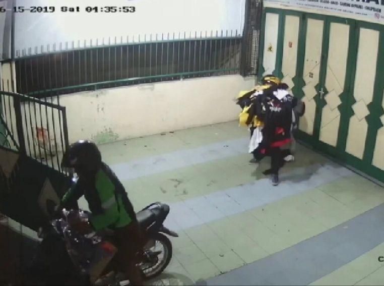 Pakai Helm dan Jaket Ojek Online, Maling Bobol Toko Pakaian Tiga Pintu