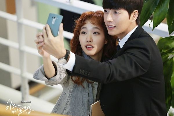 Kim Go Eun dan Park Hae Jin dalam drama Cheese in the Trap.