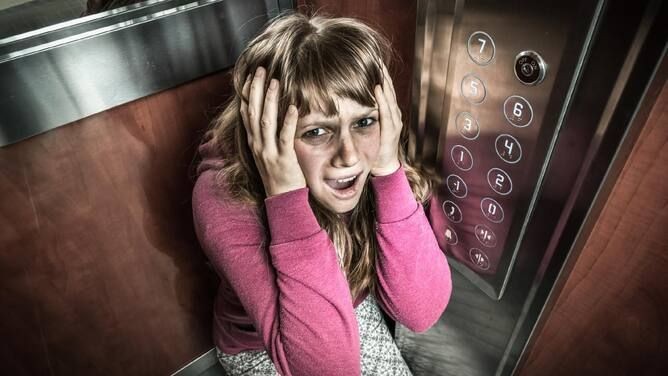9 Kondisi Tubuh yang Kamu Rasakan Ketika Berada di Dalam Lift Jatuh
