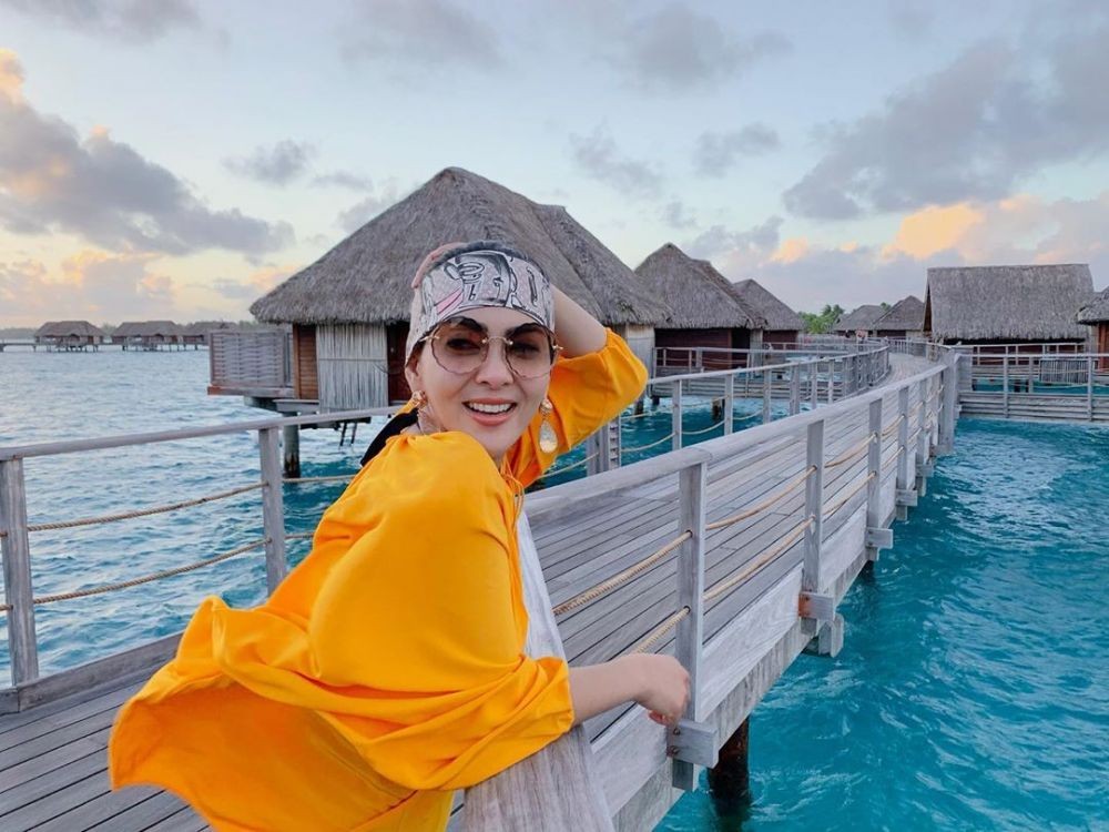 9 Potret Cetar Liburan Syahrini dan Reino Barack di Bora Bora, Seru!