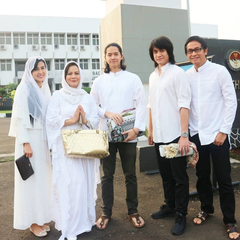 10 Momen Kedekatan Vicy Melanie Bersama Keluarga Kevin Aprilio