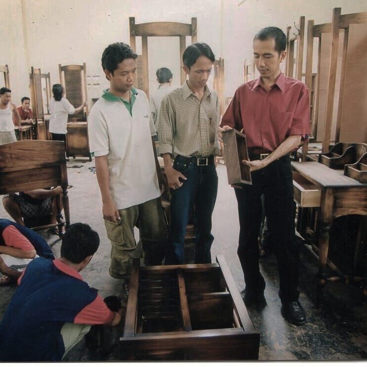 Ulang Tahun ke-58, 10 Potret Masa Muda Jokowi yang Hobi 
