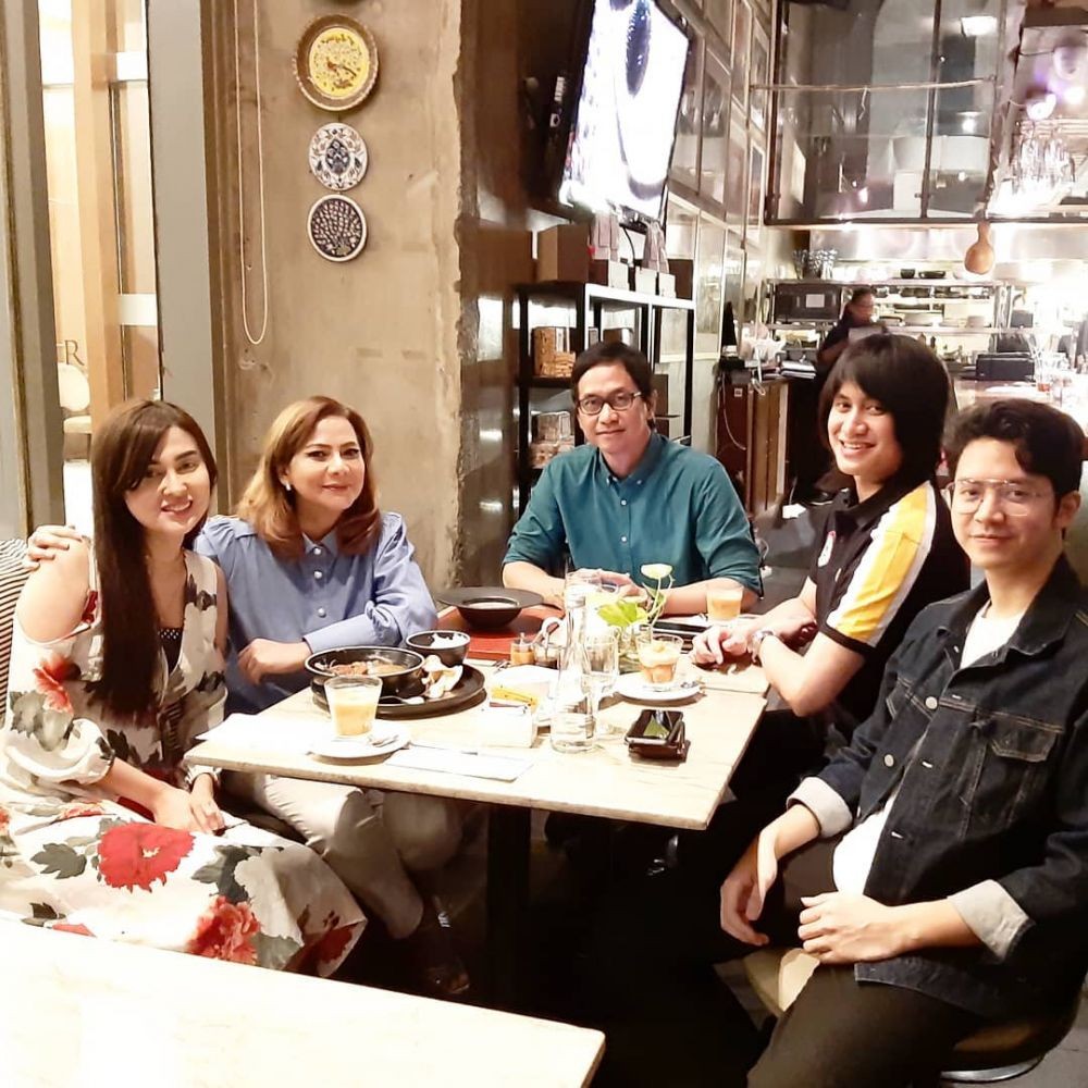 10 Momen Kedekatan Vicy Melanie Bersama Keluarga Kevin Aprilio