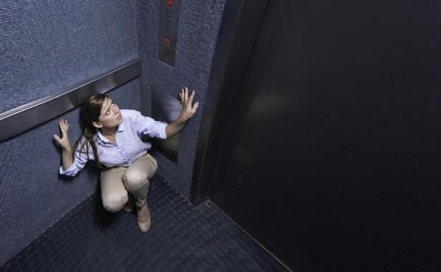 9 Kondisi Tubuh yang Kamu Rasakan Ketika Berada di Dalam Lift Jatuh