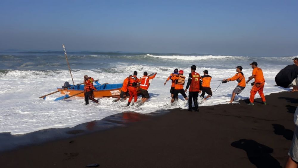 Dihantam Gelombang Pasang, Perahu Nelayan Pantai Baru Terbalik