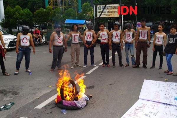 Coret Badan dan Bakar Celana Dalam, Mahasiswa Desak Dosen HS Dipecat