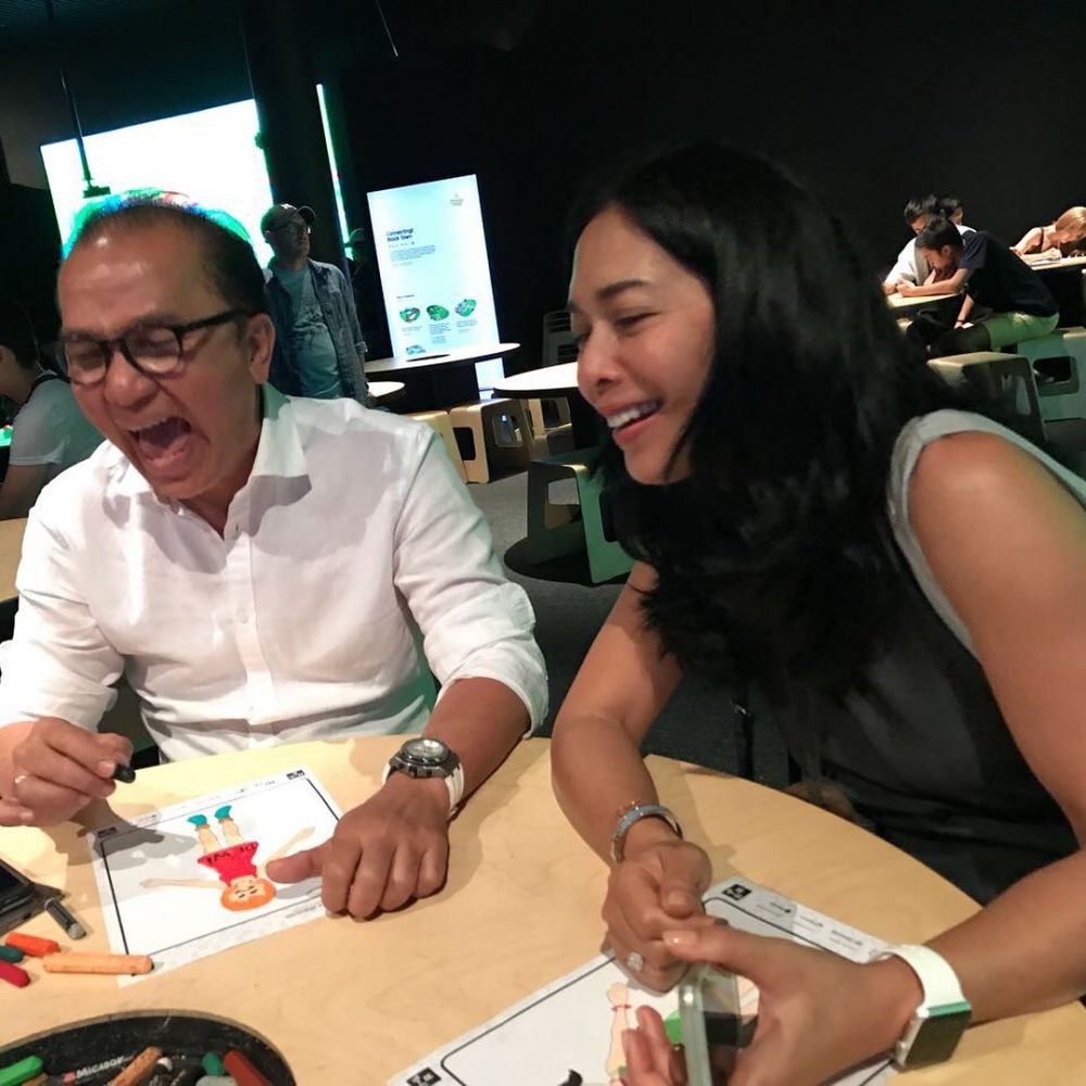 30 Tahun Menikah, Ini Potret Romantis Tantowi Yahya & Dewi Handayani