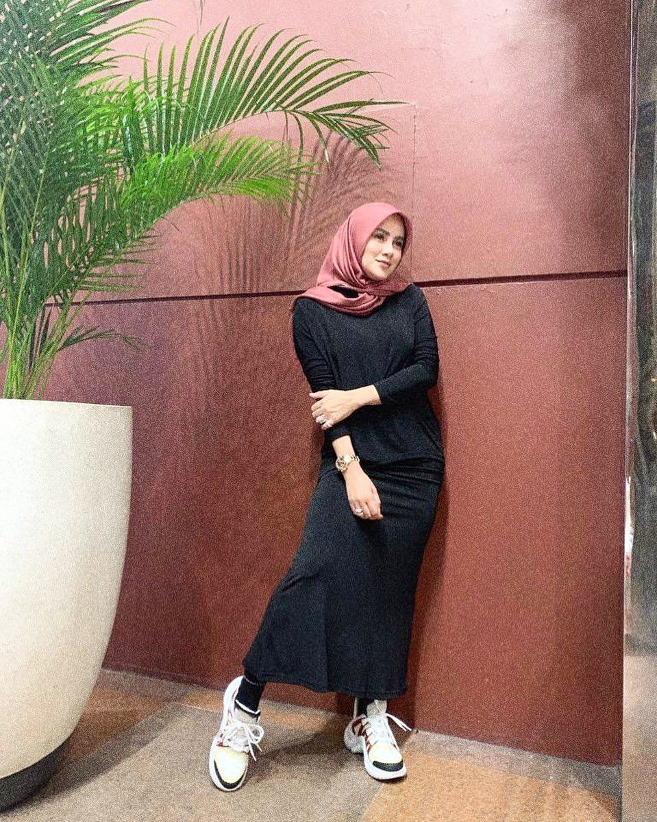 8 Referensi Style Hijab  ala Olla Ramlan Stylish Berkelas 