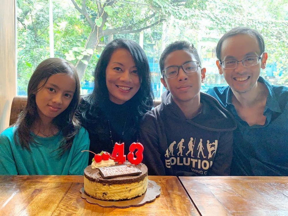 10 Potret Keluarga Dewi Lestari yang Penuh Toleransi Selama 11 Tahun