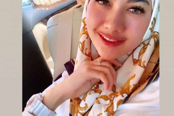 Berhijab! Berikut 10 Potret Della Perez yang Bikin Pangling