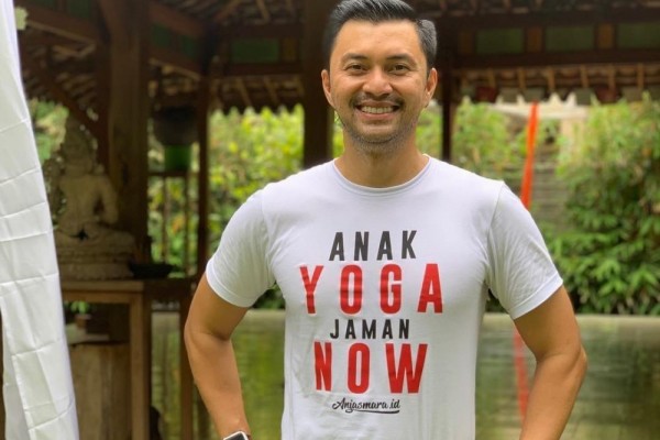 Punya Tubuh Bugar, Ini 10 Potret Anjasmara Ketika Melakukan Yoga