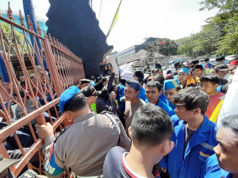 Protes PPDB Zonasi, PMII Surabaya Adu Dorong di Depan Dindik Jatim
