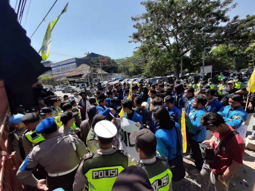 Protes PPDB Zonasi, PMII Surabaya Adu Dorong di Depan Dindik Jatim
