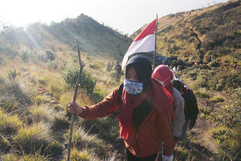 Sekitar 700 Pendaki Ikuti Upacara HUT RI di Puncak Gunung Lawu  