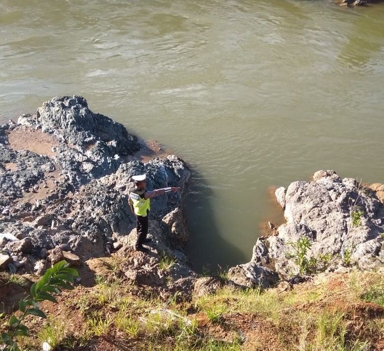Mini Bus Terjun ke Sungai, Satu dari Dua Korban Hilang Telah Ditemukan