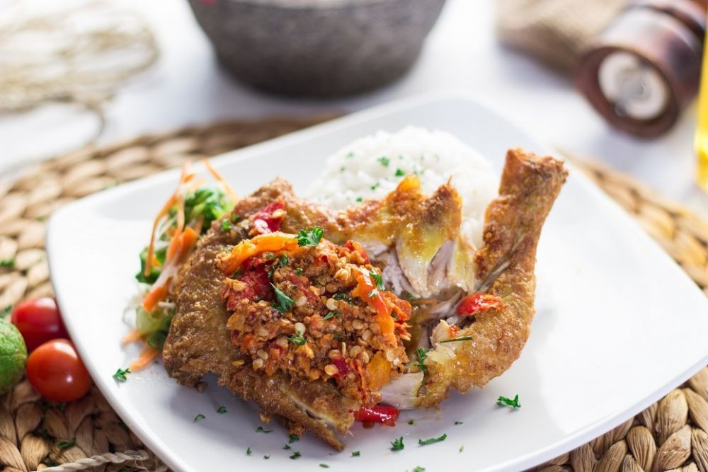 5 Resep Ayam Penyet yang Enak dan Cara Membuatnya, Mudah Kok!