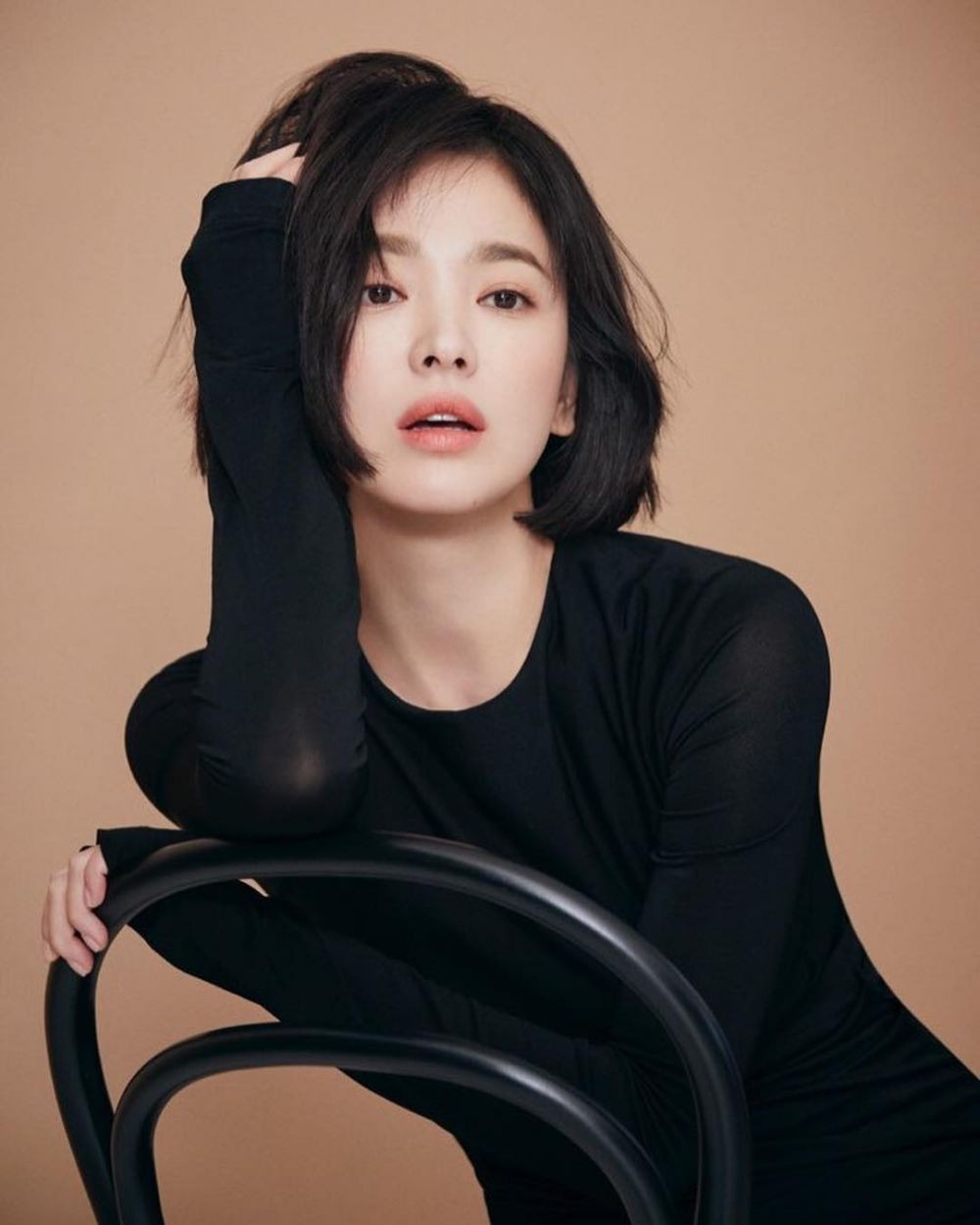 10 Potret Terbaru Song Hye Kyo dengan Rambut Pendek, Makin Awet Muda!