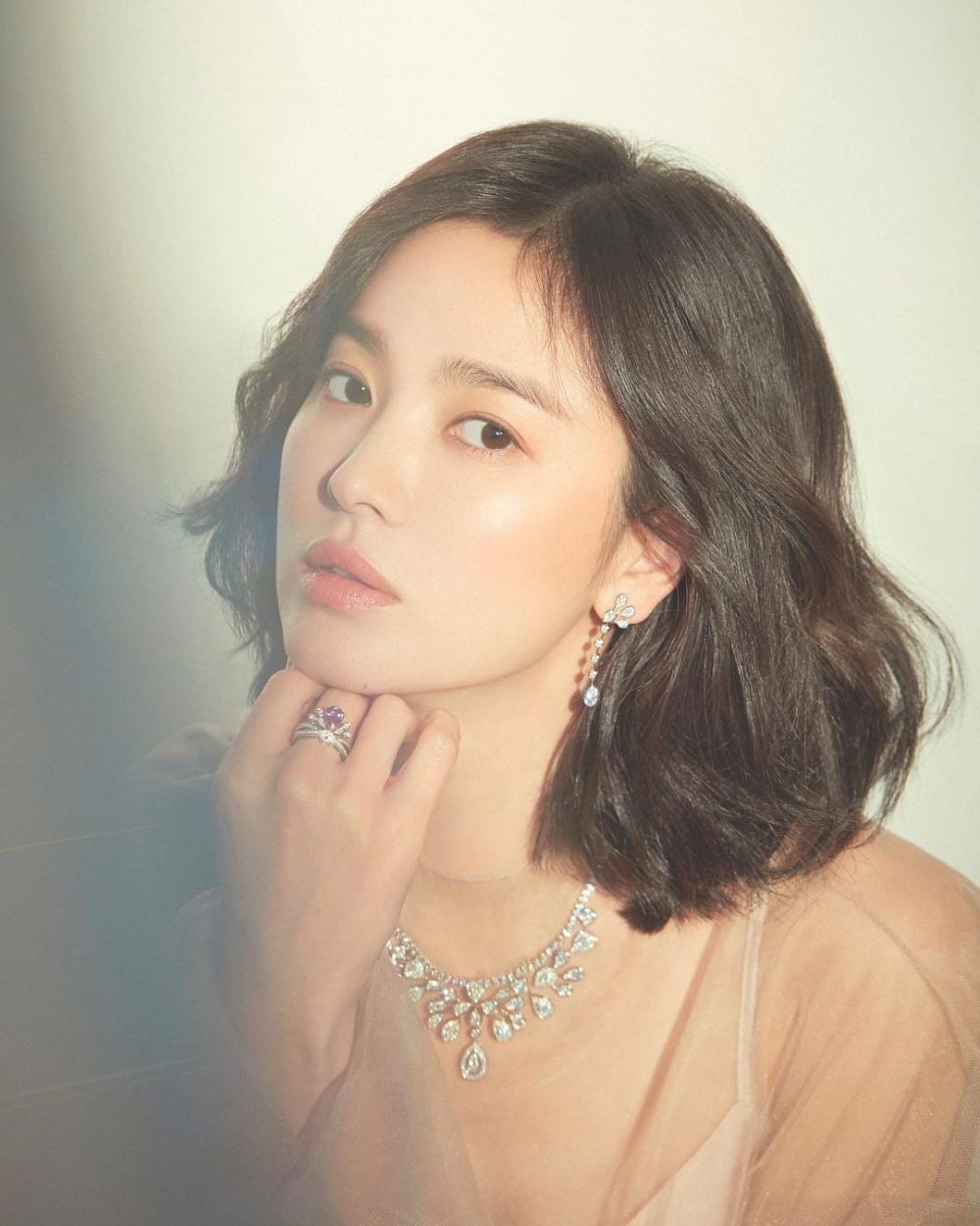 10 Potret Terbaru Song Hye Kyo dengan Rambut Pendek, Makin Awet Muda!