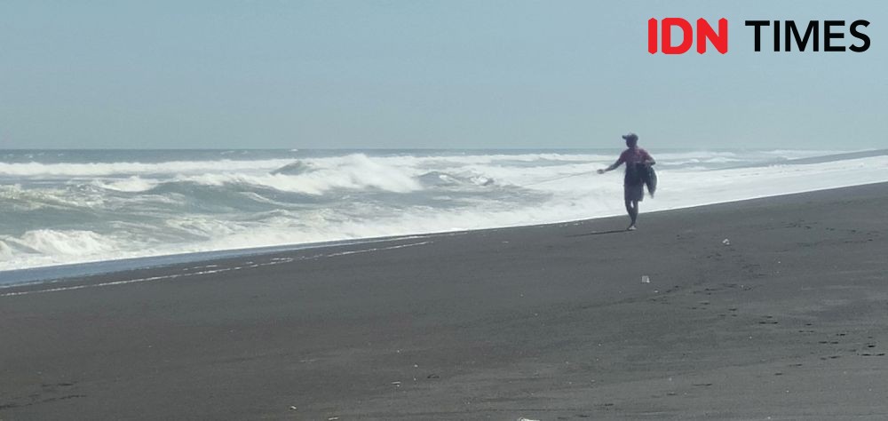 Gelombang Tinggi Nyaris Terjang Warung Makan Di Pantai Samas