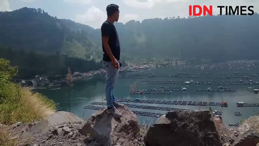 Kerambah Jaring Apung Warga Sumbang Limbah di Perairan Danau Toba