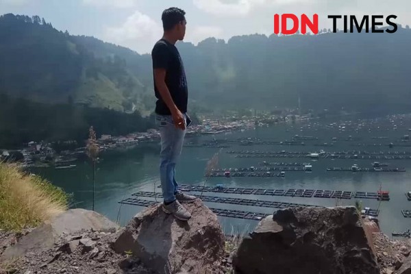 Kerambah Jaring Apung Warga Sumbang Limbah di Perairan Danau Toba