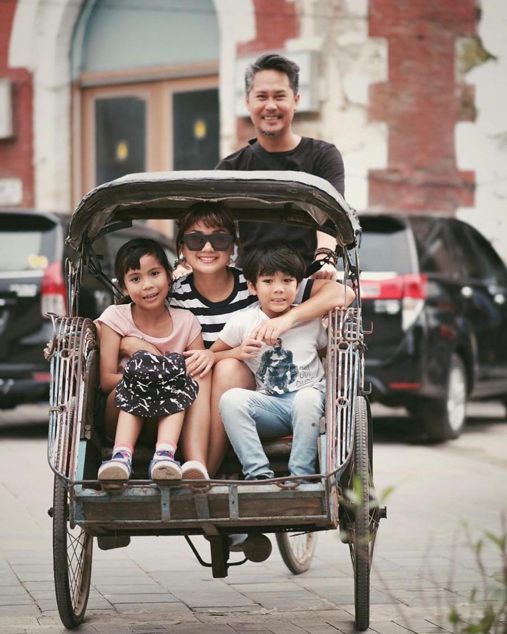 Bersepeda Jakarta-Bali, Ini 10 Potret Romantisnya Nirina Zubir & Suami