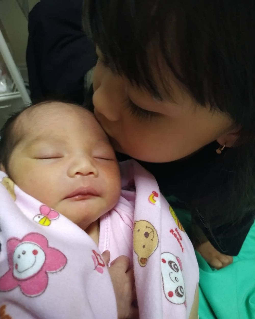 Lahiran Anak Kedua, 10 Potret Kenangan Cindri dan Bani 'Seventeen'