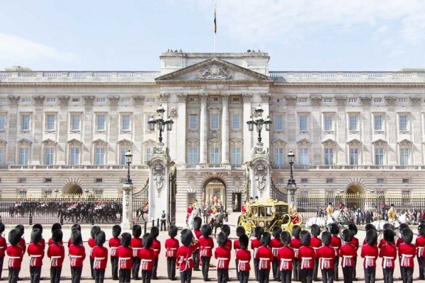 7 Fakta Menarik Istana Buckingham, Kediaman Para Ratu Inggris