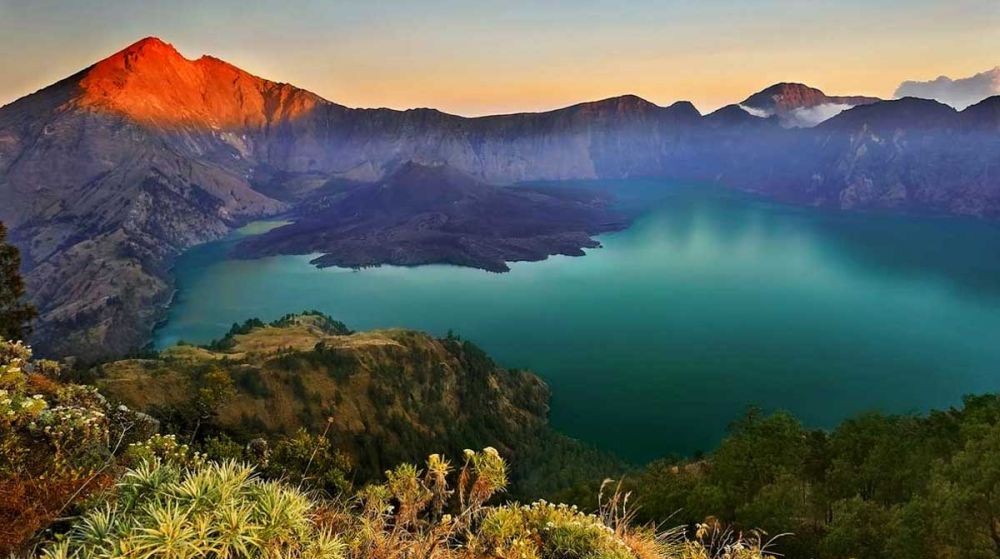 5 Gunung Unik Kebanggaan Indonesia yang Harus Kamu Daki, Indah Banget!