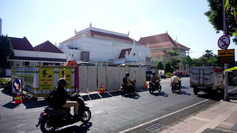 Sehari di Kamar Rawat Inap, Risma Tanya Proyek Alun-alun Surabaya
