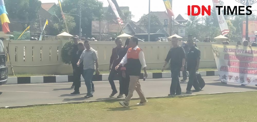 HUT Bhayangkara Ke-73, FKOR DIY Hadiahi Tumpeng ke Polres Bantul